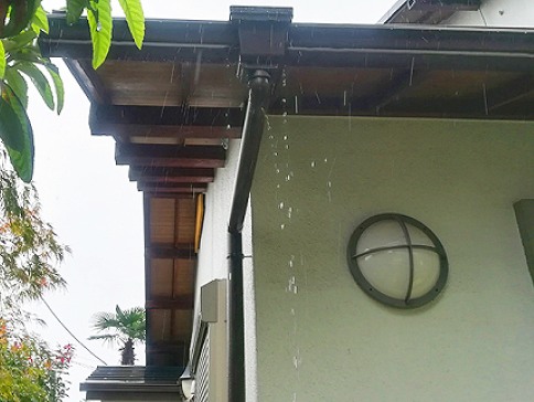 加古川市で雨樋修理ならお任せ！放置厳禁の原因と解決法｜地域密着の街の屋根やさん明石・神戸店にお任せください